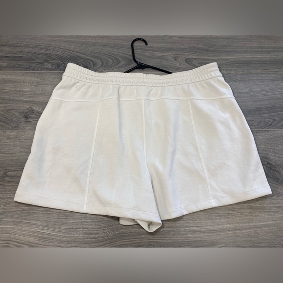 Lululemon Softstreme Shorts White/Bone Size 18  Women’s - Picture 6 of 8